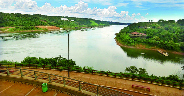 아르헨티나(아래), 브라질(위 오른쪽), 파라과이(위 왼쪽) 등 3개 나라에 걸쳐 있는 강