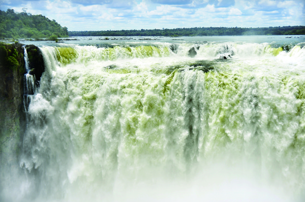 이구아수 폭포의 랜드마크 '악마의 목구멍'
