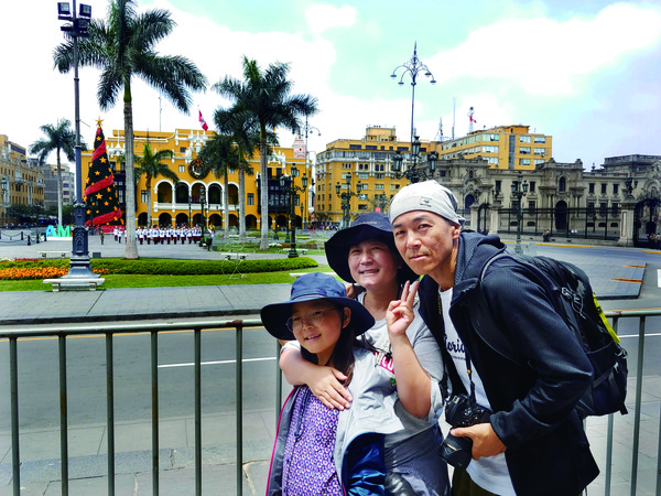 필자 가족들이 바리게이드가 쳐 있는 아르마스 광장에서 환하게 웃고 있다.