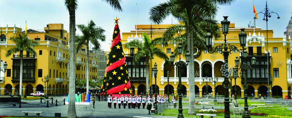 내국인의 출입을 막아 한산한 아르마스 광장에서 대통령궁 근위대 교대식이 열리고 있다.