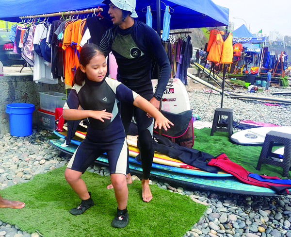 미라플로레스 해변서 서핑 자세 배우기