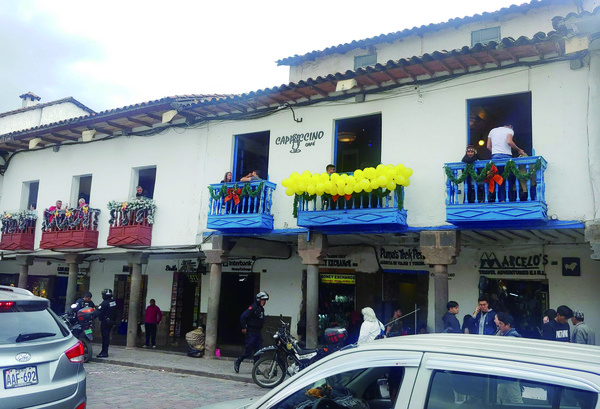 노란 풍선을 달고 새해를 준비하는 카페