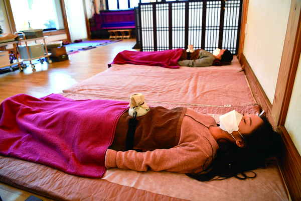 동의보감촌 내 한의원에서 배꼽 왕쑥뜸 체험을 하고 있다