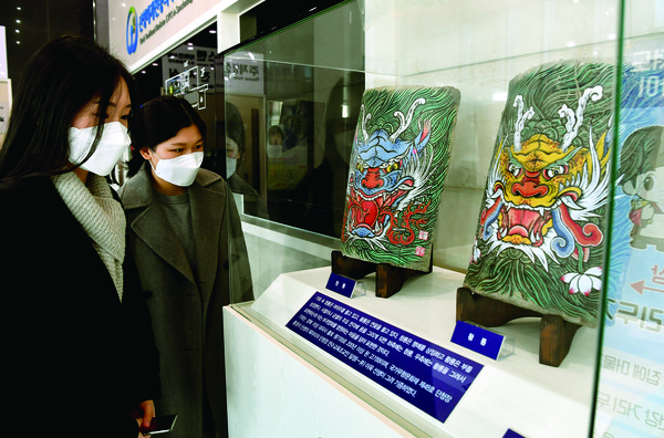 엑스포주제관 로비에 자리잡은 청룡황룡 고기와 단청을 바라보고 있다 청룡은 명예 황룡은 부를 상징한다