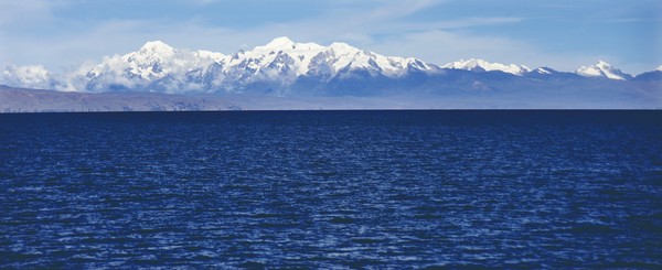 띠띠카카 호수 너머에 만년설이 덮인 산이 보인다