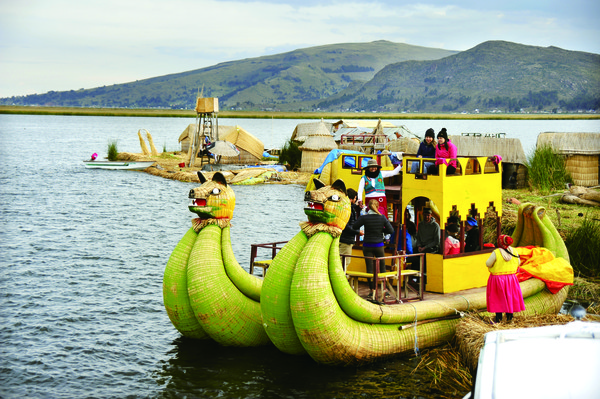 토토로 갈대로 만든 배, 지금도 저 배를 타고 다닌다. 여행자들의 여행 코스이기도 하다