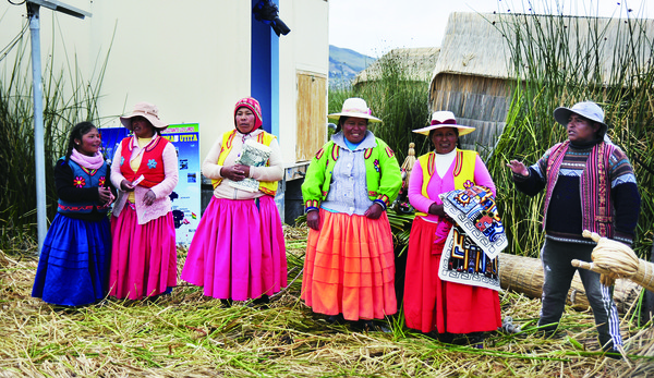여행자들에게 우로스 섬의 생활을 소개하는 원주민들