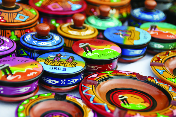  원주민들이 손수 만든  화려한 색감과 문양이 눈에 들어온다.