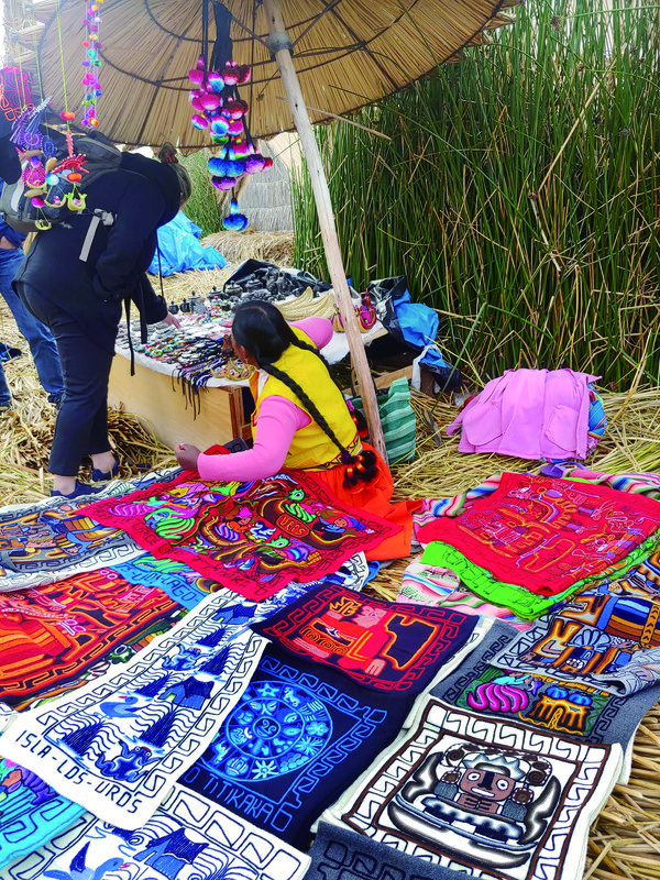 원주민들이 손수 만든 카펫, 화려한 색감과 문양이 눈에 들어온다.