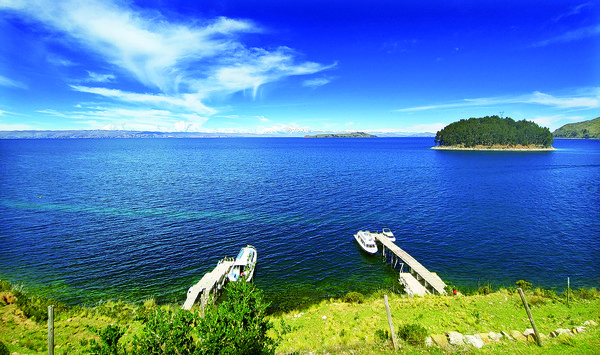 띠띠카카 태양의 섬 정상에서 내려다 본 풍경. 바다 위에 섬이 있는 듯  하다.