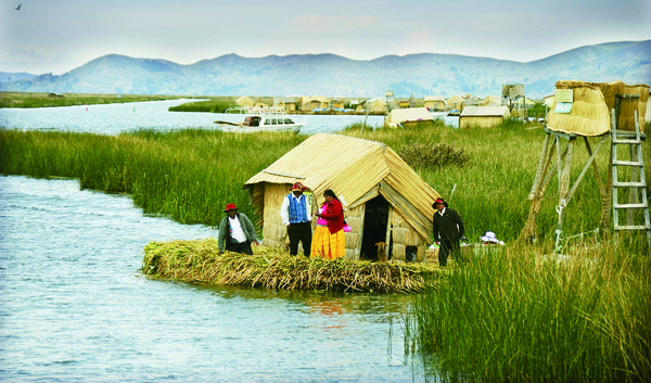 띠띠카카 호수의 우려스 섬에 사는 사람들