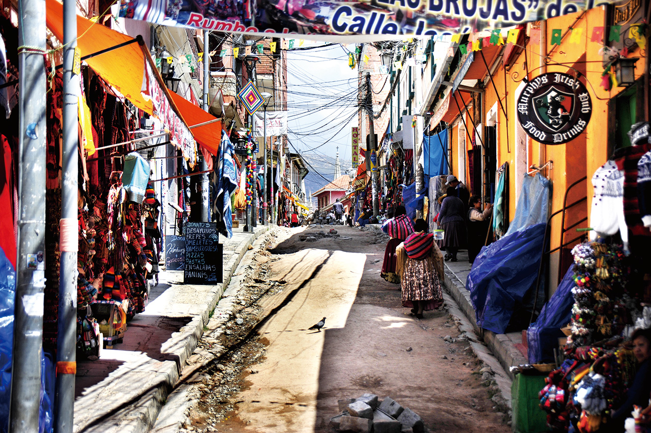 경사로를 따라 형성된 시장
