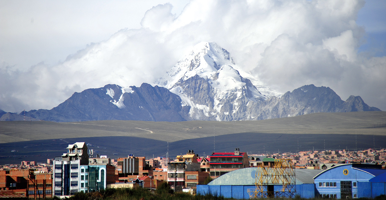 해발6400m의  일리마니산. 만년설로 덮여있다.