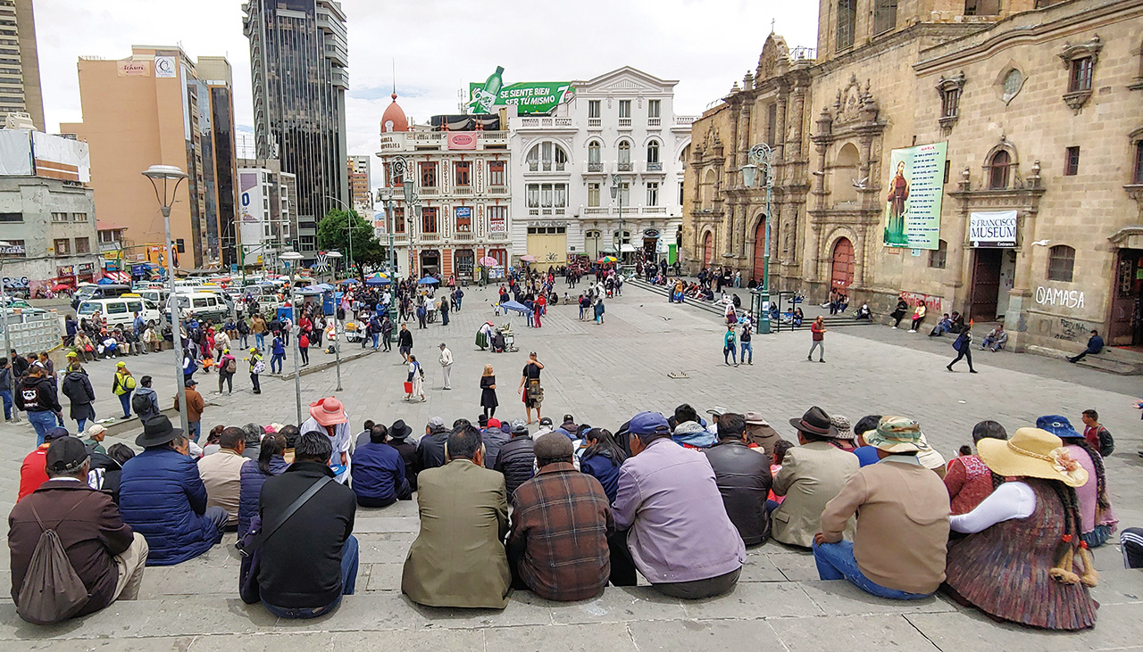 라파스 산 프란시스코 성당 앞 광장은 늘 예술가들로 붐비고 있다.