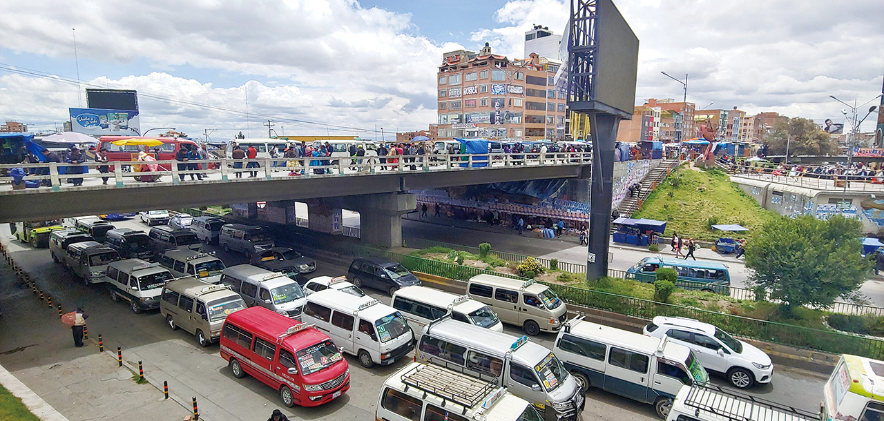 라파즈의 위성도시 엘 알토. 국제공항으로 가는 길목은 항상 붐빈다.