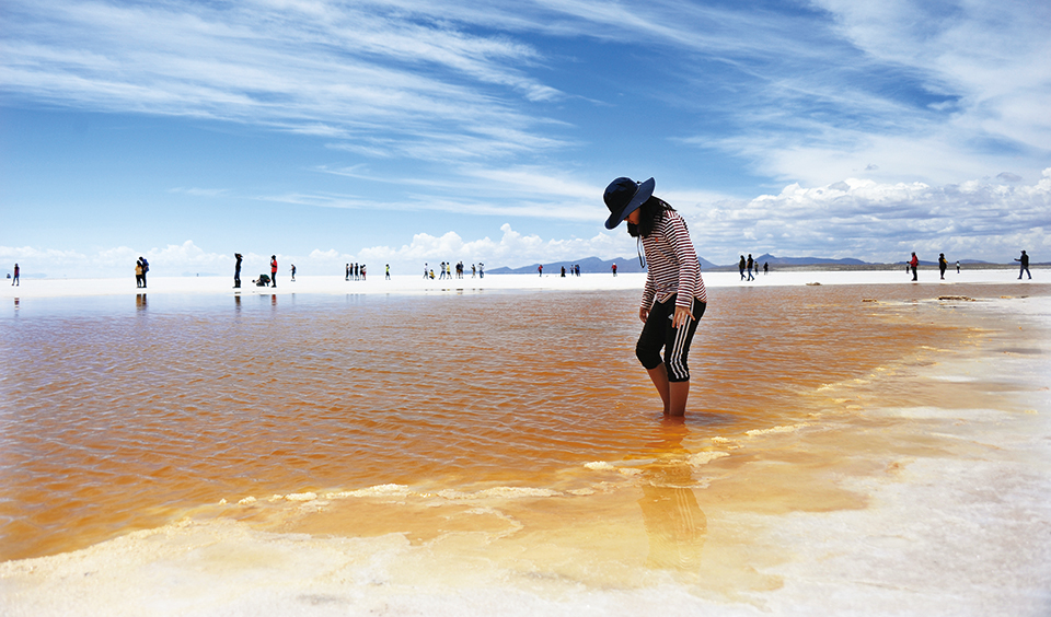 소금 호수의 간헐천. 땅속에서 뽀글뽀글 올라오는 물을 밟으며 신기해하는 아이