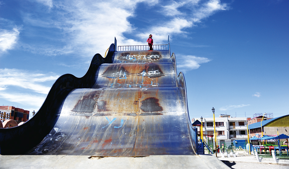 볼리비아 놀이터의 미끄럼틀은 대부분 이렇게 크다. 처음 타는 딸아이는 놀이기구를 타는 듯 무서워 한다.