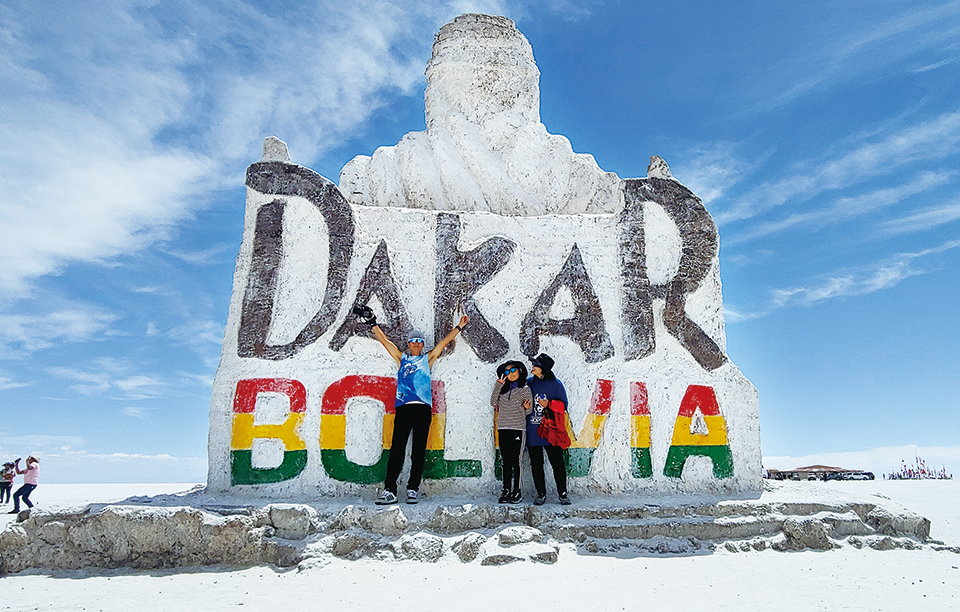 소금 사막에서 열린 카레이스 기념 소금탑