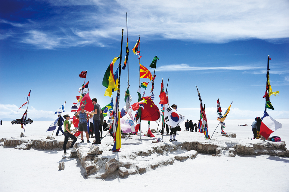 소금 사막 초입의 만국기 언덕. BTS 팬들이 태극기 앞에서 사진을 찍기도 한다.