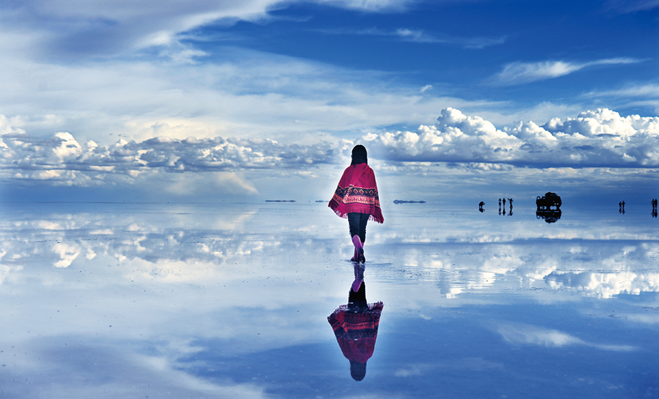 아이가 걸어가는 저 끝은 하늘일까, 땅일까