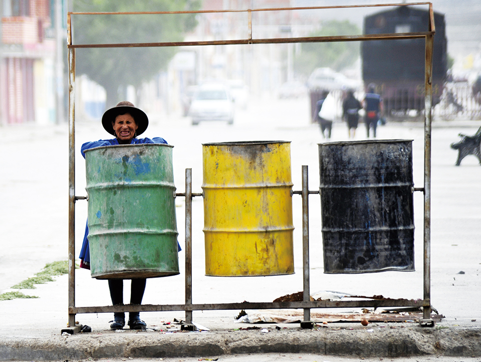 우유니 마을에 있는 쓰레기통. 원주민의 미소가 쓰레기통마저 작품으로 만들고 있다