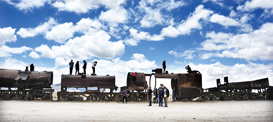 칠레와 볼리비아를 오가던 기찻길이 폐쇄되면서 멈춰버린 기차들이 만든 풍경