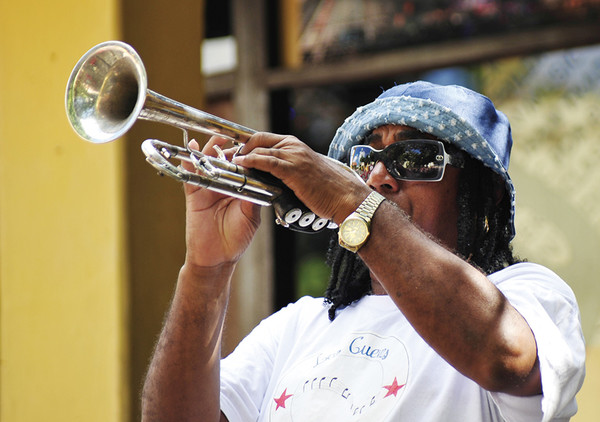 어디서든 음악이 흐르는 쿠바다. 트리니다드도 예외는 아니다.