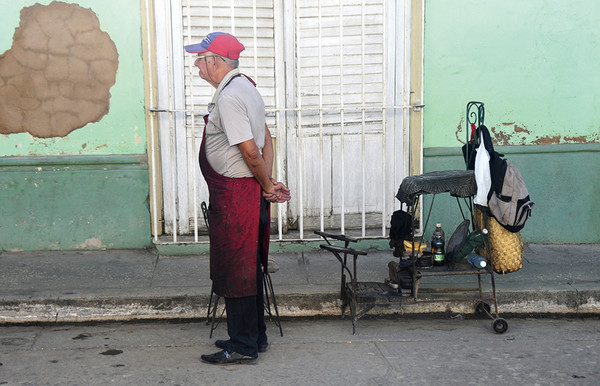 구두 닦는 아저씨. 어딜 보고 계시나요.