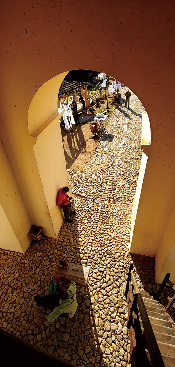 노예 감시탑 입구. 쿠바노에게 1쿡(달러)을 주면 탑에 오를 수 있다. 감시탑이 화수분이 된 듯하다.