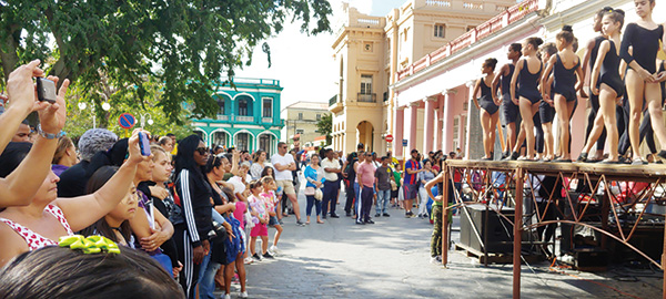 무대 위 사람과 무대 아래의 사람들이 서로를 마주보고 있다.