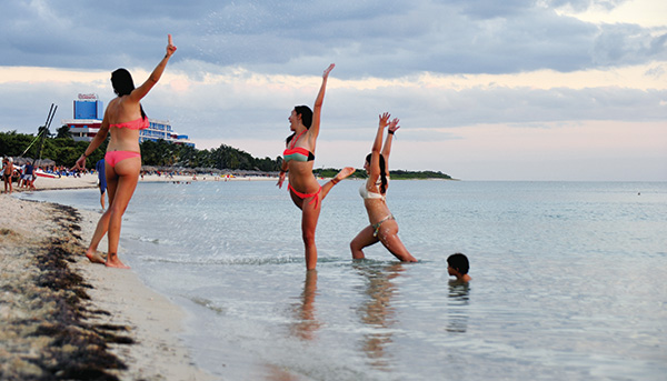 앙꼰 해변에 온 미녀들. 아이가 무척 부러워했다