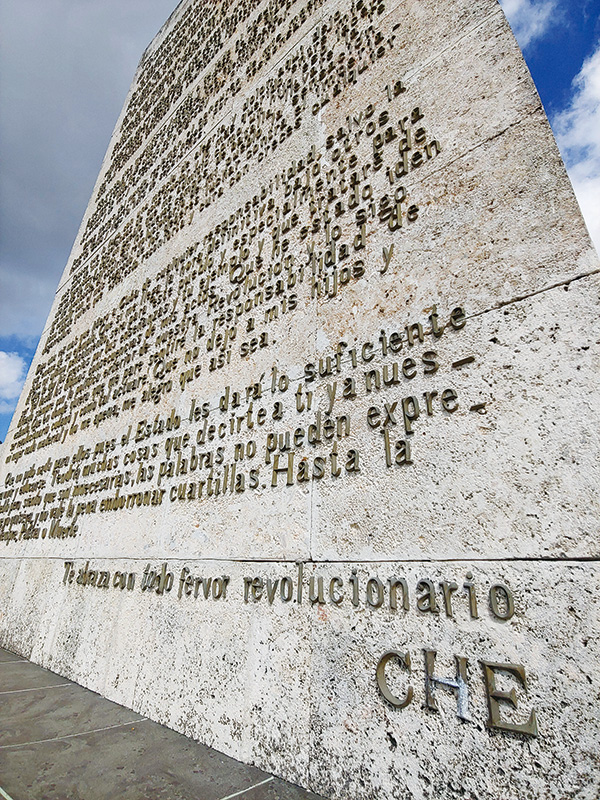 체 게바라의 글을 새겨 놓은 탑이다. CHE라는 이름이 눈에 띈다.