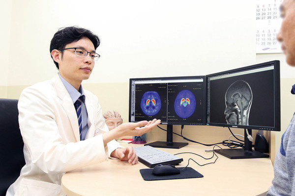 성균관대학교 삼성창원병원 신경과 김연수 교수가 환자를 진료하고 있다.