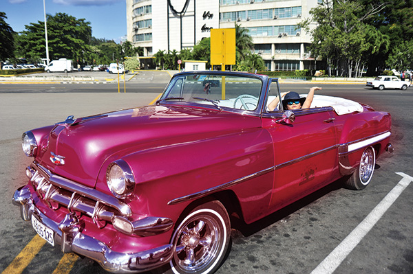 핑크빛 올드 카를 타고 한껏 폼을 잡고 있는 딸아이
