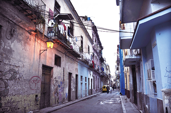 여행자가 없는 새벽 올드 아바나 골목길