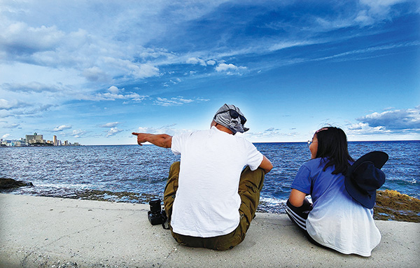 말레꼰에 앉아 대화를 즐기는 아이와 아빠