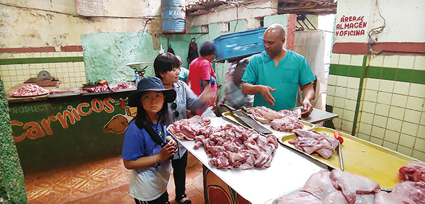 저녁 준비를 위해 돼지고기 목살을 사고 있다
