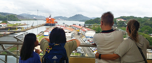 대서양으로 나아가는 배의 후미를 보고 있는 관광객들