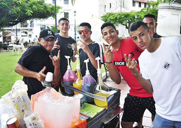 장난스런 파나마 청소년들과 얼음과자 아저씨