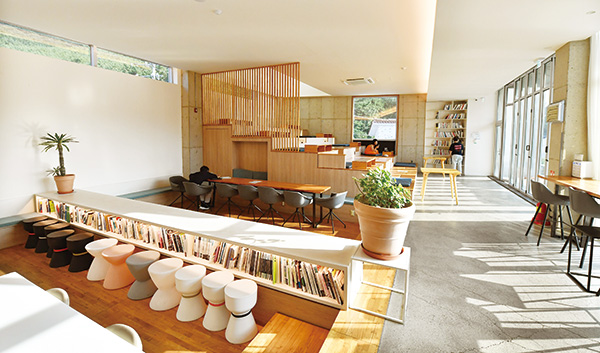 북카페 같은 2층 서가