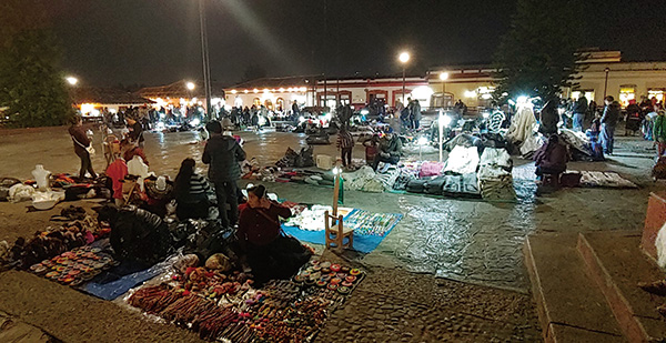 소깔로 광장에서 수공예품을 파는 원주민들