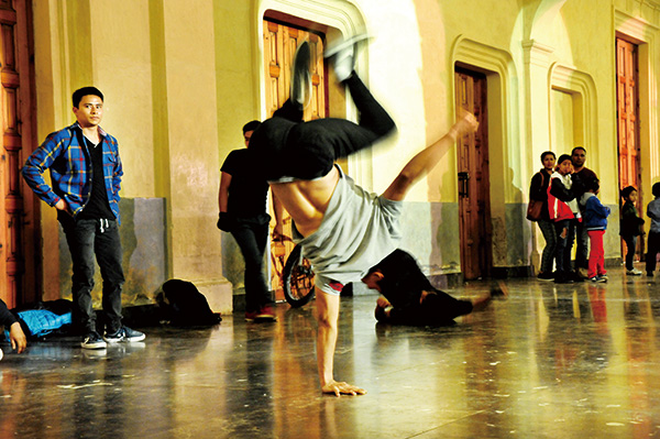 비보잉을 즐기는 멕시코 청소년들. 전 세계 어딜 가나 10대들은 비슷한 듯