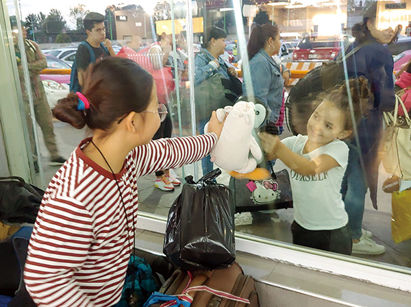 아이들의 세계에서 친구가 되는 데 걸리는 물리적인 시간은 의미가 없는 듯하다. 인형들은 벌써 뽀뽀를 나누는 사이
