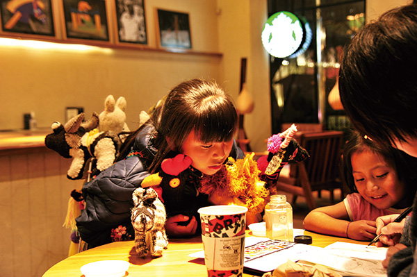 팔찌 파는 것을 잊어 버리고 그림 그리는 모습에 빠진 아이들