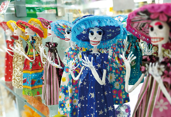 화려한 원피스를 입은 해골들. 사오고 싶었으나 배낭여행 중이라 사진에만 담아왔다