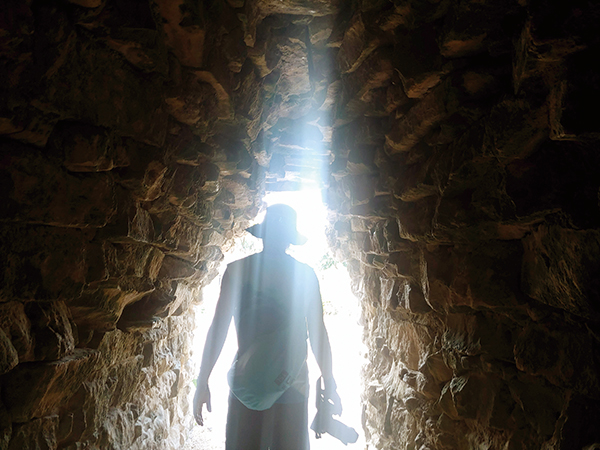 무너진 유적지 사이를 통과한다. 저 빛을 따라가면 다른 세계가 나올 것 같다