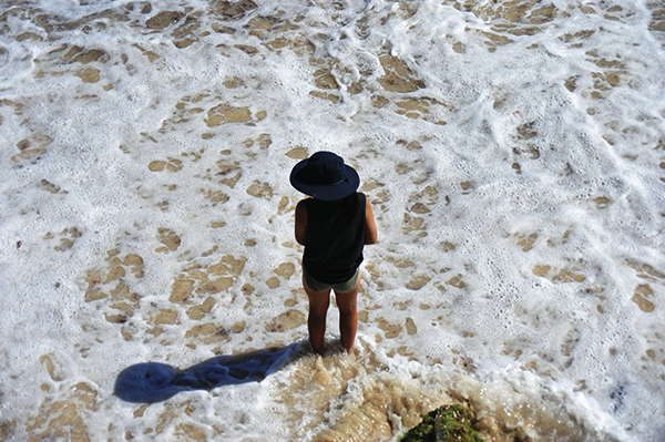 바다만 보면 들어가고 싶은 아이. 수영복이 없어 발만 적시는 걸로 아쉬움을 달랜다