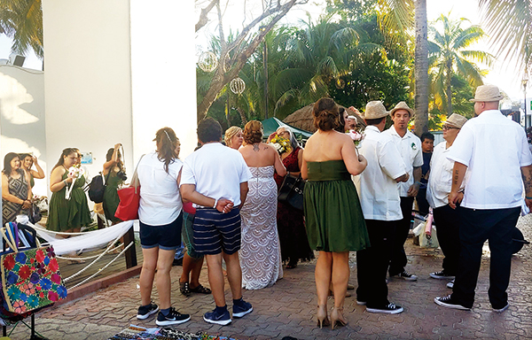 카르멘의 성모 마리아 성당에서 결혼식을 마치고 나오는 신부와 하객들. 하얀색 성당이 바다와 잘 어울린다