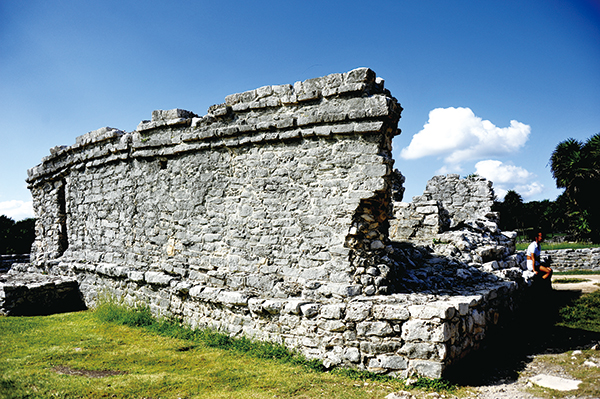 무너진 성벽에서도 힘이 느껴진다