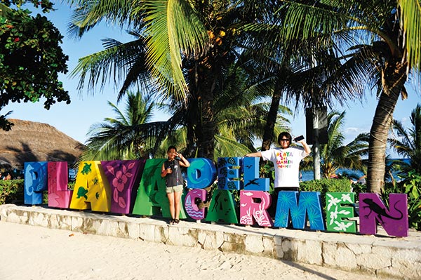 로스 푼다도레스 공원에 있는 ‘플라야 델 카르멘’ 글자 조형물에서 사진을 찍고 있다